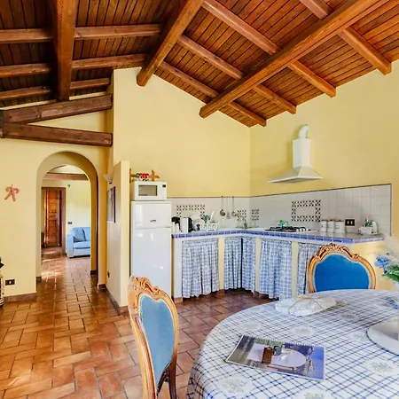 With Large Garden And Free Parking Вилла *